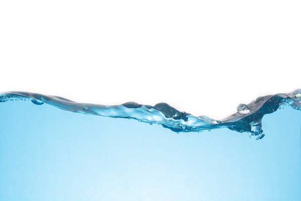 Ola de agua azul clara limpia aislada sobre fondo blanco
 - Foto, imagen