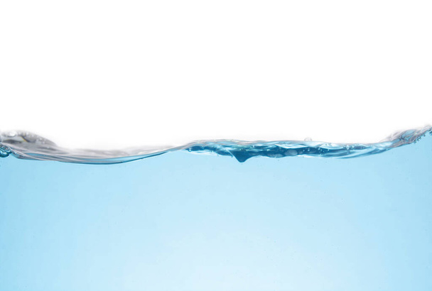Puhdas vaaleansininen vesi aalto eristetty valkoisella taustalla
 - Valokuva, kuva