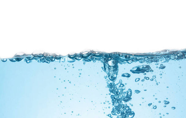 Czysta błękitna fala wody i pęcherzyki powietrza izolowane na białym tle - Zdjęcie, obraz