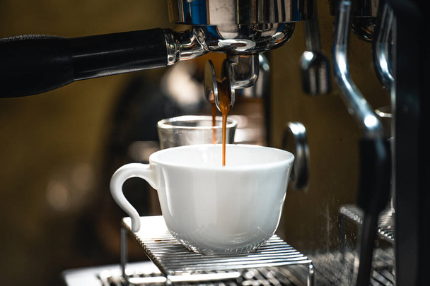 Kaffeezubereiter Kaffee aus der heimischen Maschine - Foto, Bild