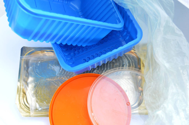 Orangefarbener Deckel, transparenter und blauer Plastikbehälter auf weißem Hintergrund. Chemikertag. Weltklimatag. Welttag der Hydrographie - Foto, Bild