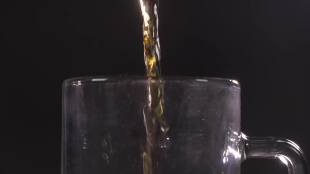 Cantinero vertiendo cerveza en el vaso con burbujas de cerca. Sobre un fondo oscuro
 - Imágenes, Vídeo