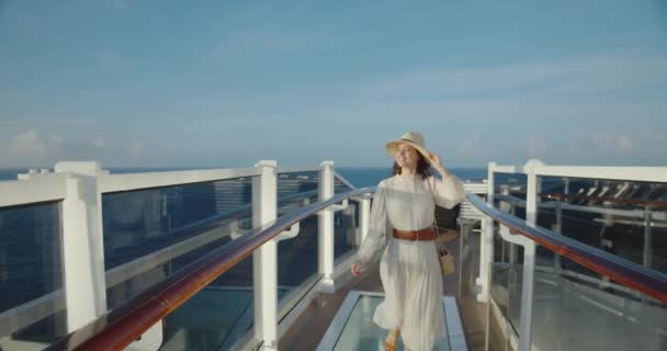 Приваблива дівчина на круїзному кораблі в сонячний день. Фільм знятий на студії Black Magic Cinema Camera - Кадри, відео