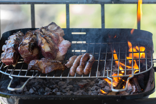 Primo piano di un barbecue tradizionale argentino e uruguaiano
. - Foto, immagini