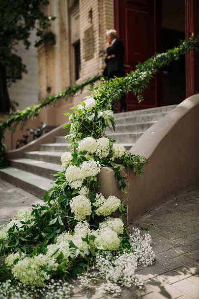 Detalles del día de la boda. Entrada a la iglesia Decoraciones de boda con plantas. Textura de grano fino
. - Foto, Imagen