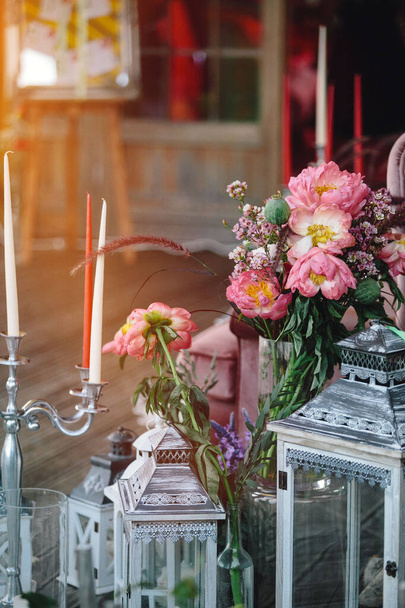 Details van de trouwdag. Bruiloft decoraties met bloemen en kaarsen. Fijne film korreltextuur. - Foto, afbeelding