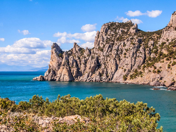 Mar Negro. Bahía con acantilado empinado cerca del pueblo de Novy Svet en el este de Crimea
 - Foto, Imagen