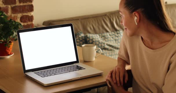 Žena sleduje kanál na notebooku - Záběry, video