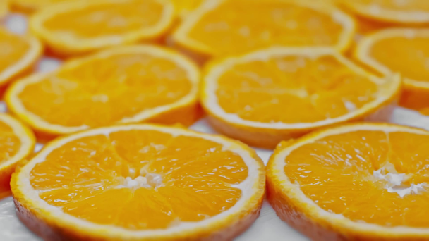 a friss narancsszeletek szelektív fókusza - Felvétel, videó