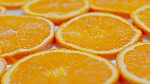 close-up zicht op verse sinaasappelschijfjes - Video