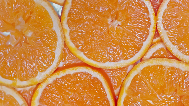pohled shora na čerstvé zralé plátky pomeranče - Záběry, video