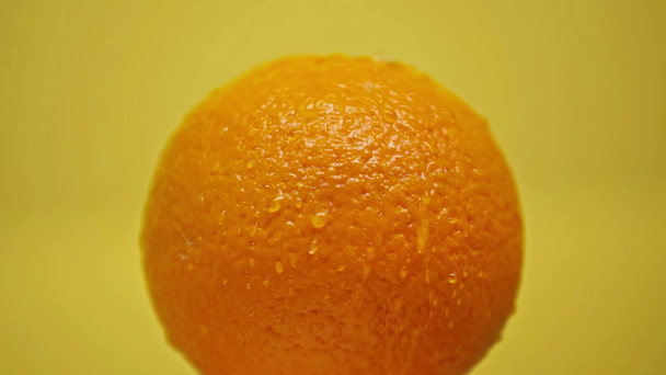 gotas que caen sobre naranja madura entera aislada en amarillo
 - Metraje, vídeo