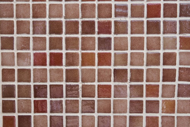 decoración decorativa de la pared con azulejos de tamaño pequeño color rojo marrón
 - Foto, imagen
