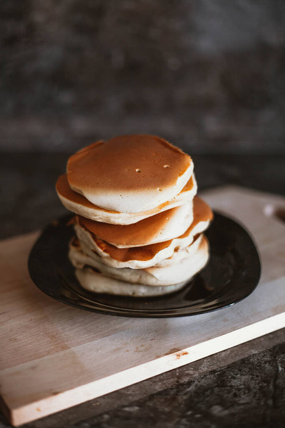 a stack of neat pancakes on a wooden stand - Foto, afbeelding