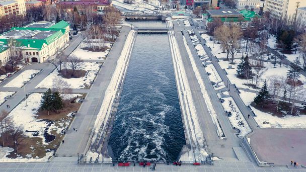 Jekatyerinburg, Oroszország. Városközpont. Iset River, Sétáló terület. Kora tavasz. Naplemente, légi nézet   - Fotó, kép