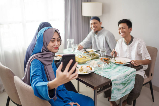 muslim family video calling and confrence with friend - 写真・画像