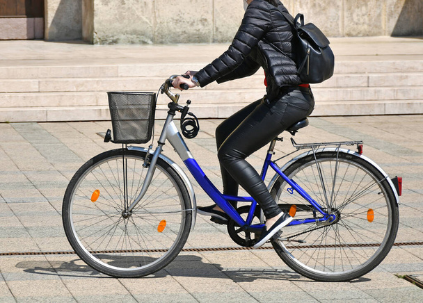 Mujer monta en bicicleta en la ciudad
 - Foto, imagen