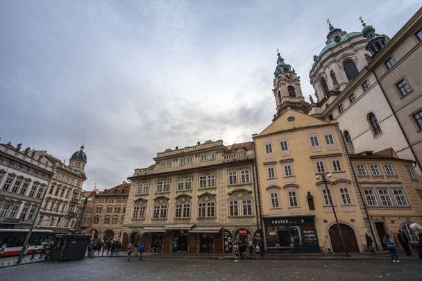 Praga, Czechy - LISTOPAD 2, 2019: Panorama rynku Malostranske namesti, na dzielnicy mala strana, z przechodzącymi turystami i barokowymi fasadami, na praskim Starym Mieście - Zdjęcie, obraz