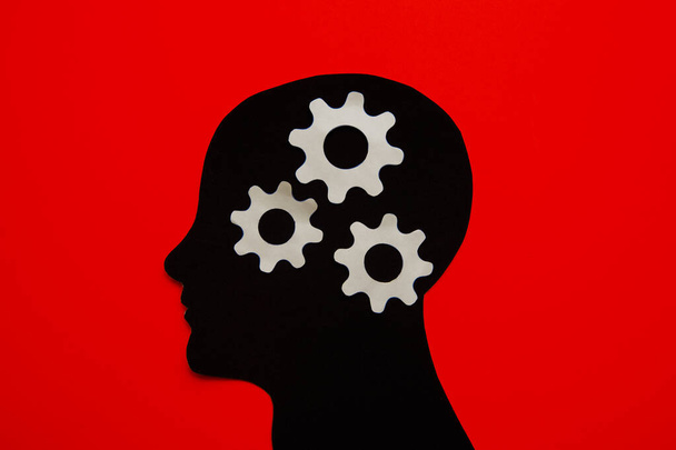 Символ расстройства мозга, представленный человеческой головой, сделан из бумаги. Творческая идея для болезни Альцгеймера, слабоумия, потери памяти и концепции психического здоровья
. - Фото, изображение
