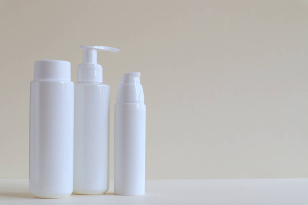 Cosmetische producten voor gezicht en lichaam in containers zonder etiketten. Het concept van Spa huidverzorging en lichaam. - Foto, afbeelding