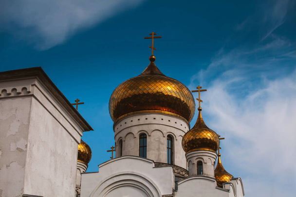Белая православная церковь с золотыми куполами
 - Фото, изображение