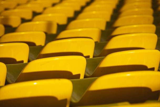 Rengeteg sárga műanyag ülés van a stadionban.. - Fotó, kép