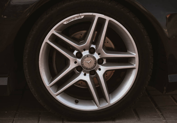 rueda de un Mercedes producido en Alemania, 28 de marzo de 2020 en Berlín, Alemania
 - Foto, Imagen