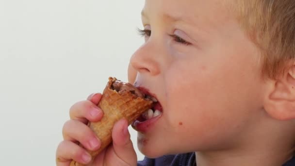 Πορτρέτο του βρέφους τρώει παγωτό σοκολάτα - Πλάνα, βίντεο