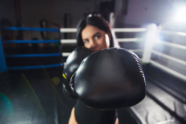 Schöne Boxerin steht mit dem Gegner auf dem Boden. Kampf im Boxring - Foto, Bild