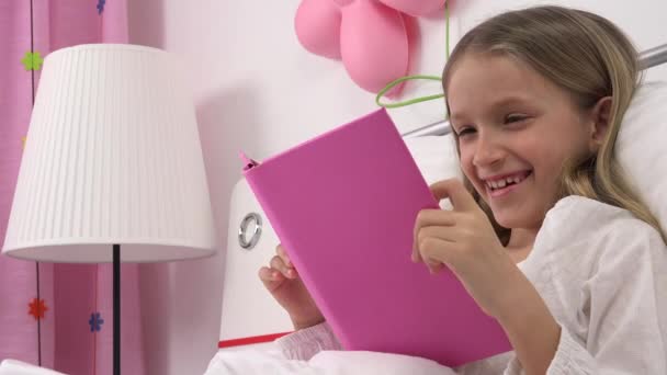 Kid Reading Book in Bed, Child Laughing Studying, Girl Learning in Bedroom after Sleeping - Séquence, vidéo