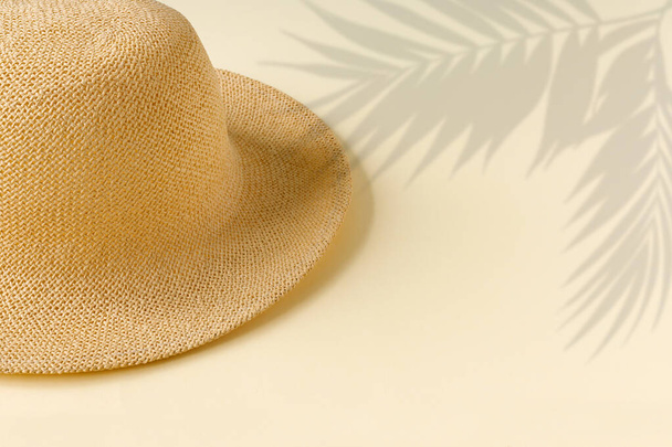  Beautiful straw hat with palm tree on the ocean coast . Nature summer background. - Φωτογραφία, εικόνα