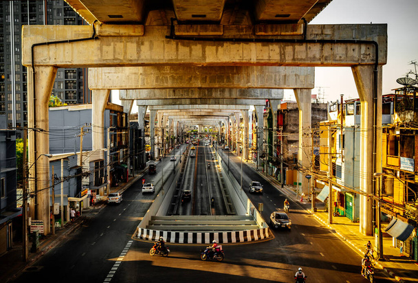 Bangkok trafic sous le pont autoroutier en Thaïlande
 - Photo, image