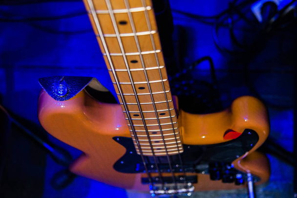 Una chitarra elettrica con sfondo blu
. - Foto, immagini
