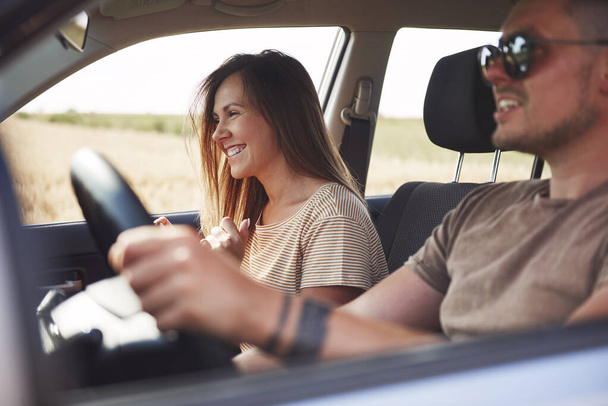 Ευτυχία νεαρό ζευγάρι που ταξιδεύουν με αυτοκίνητο το καλοκαίρι.  - Φωτογραφία, εικόνα