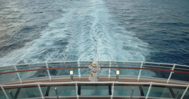 Junger Passagier blickt auf die Wellen eines Schiffes. Gedreht auf Black Magic Cinema Camera - Filmmaterial, Video