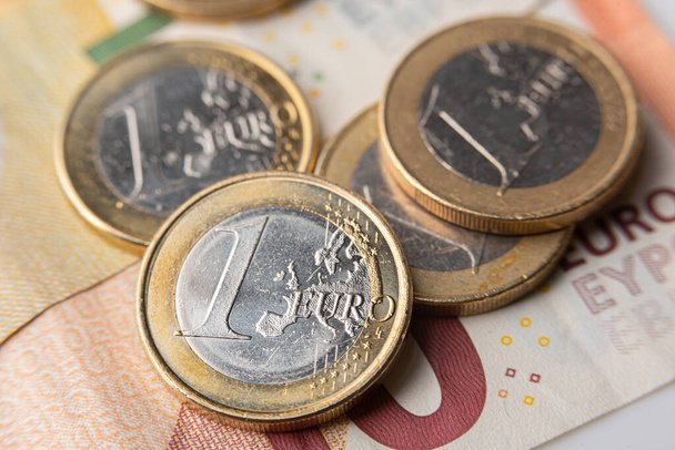 Pièces d'un euro et billets de 5 et 10 euros en arrière-plan
 - Photo, image