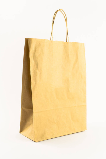 Saco de artesanato para alimentos em backgroung branco, embalagem de papel de caixa, armazenamento, em branco, caixa de pacote branco
 - Foto, Imagem