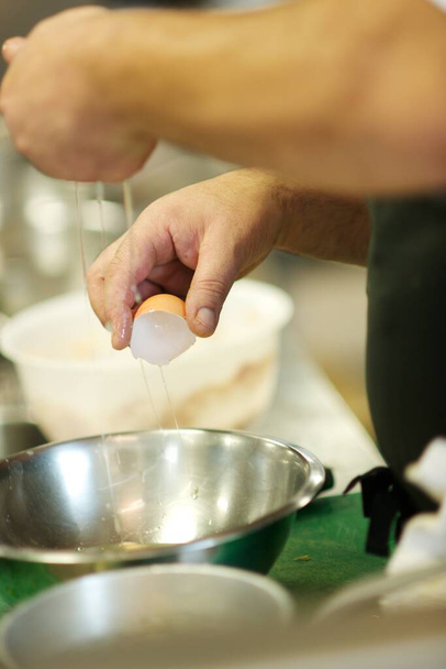 Fijn eten en drinken wordt bereid en weergegeven in klassiek wit servies in een keuken omgeving, - Foto, afbeelding