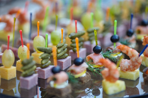 diverse heerlijke snacks aan de buffettafel - Foto, afbeelding