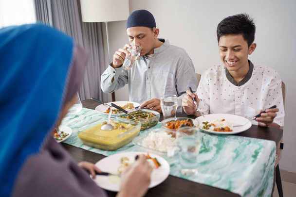 muslim family asian celebrating eid mubarak - Фото, изображение