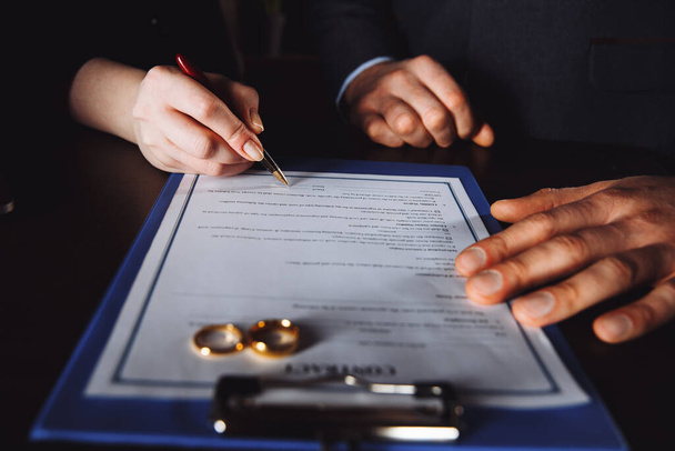 Concepto de signo de contrato de matrimonio. Hombre y mujer firmando documentos
. - Foto, imagen