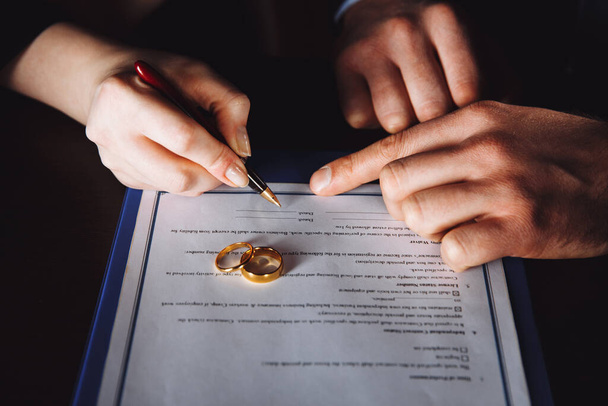 Conceito de contrato de casamento. Homem e mulher assinando documentos
. - Foto, Imagem