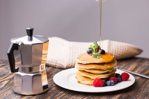 Close-up of pouring maple syrup on stack of pancakes. - Φωτογραφία, εικόνα