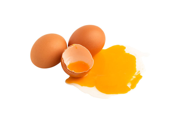 Rohe Hühnereier kaputt und Eigelb Ei isoliert auf dem weißen Hintergrund mit Clipping Pfade - Foto, Bild