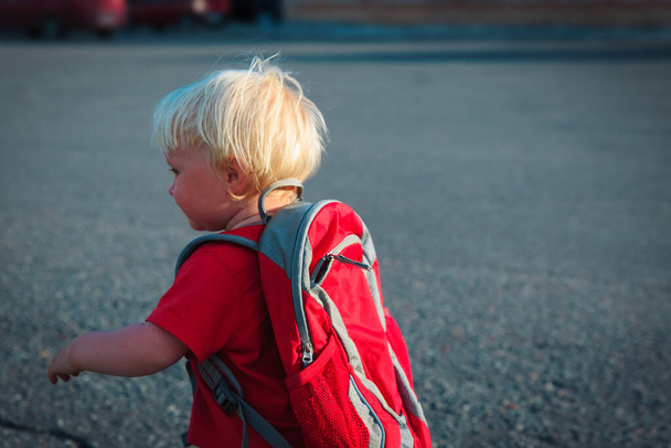 маленькая девочка с рюкзаком ходить в школу или детский сад
 - Фото, изображение