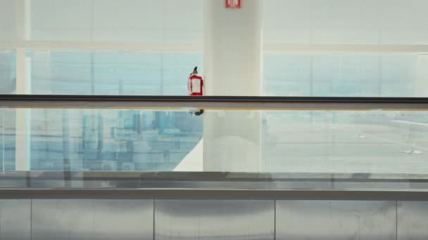 Junge Jahrtausendreisende Frau in leerem Flughafen - Filmmaterial, Video