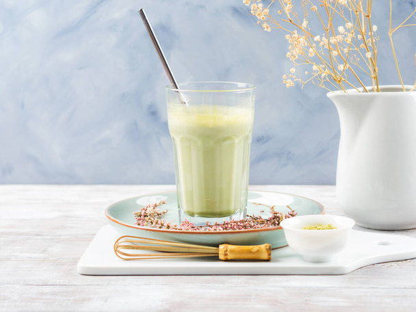 Groene matcha thee latte drinken in hoog glas - Foto, afbeelding
