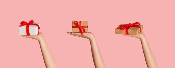 Frohe Feiertage. Geschenkschachteln in weiblichen Händen, rosa Hintergrund. Kreative Collage. Panorama - Foto, Bild