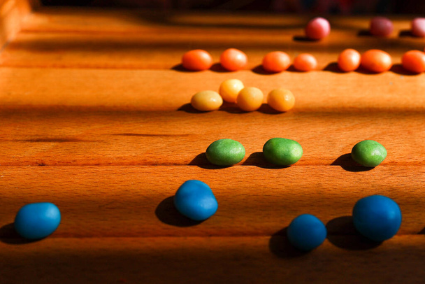 Caramelos de frijol sobre superficie de madera
 - Foto, Imagen