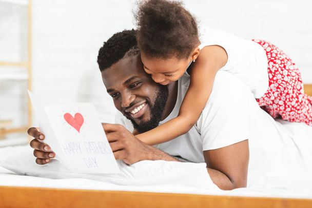 Kleines schwarzes Mädchen feiert Vatertag mit Papa - Foto, Bild